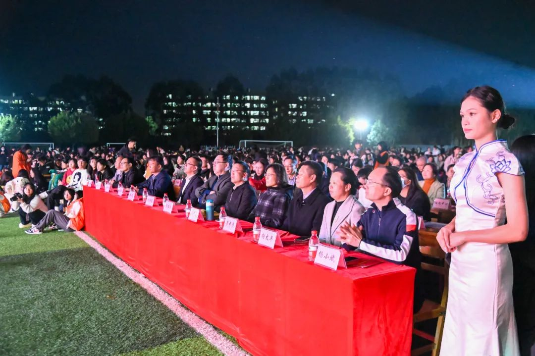我校舉辦2024年“醫(yī)彩紛呈 喜迎新年”元旦文藝晚會暨優(yōu)秀學(xué)子頒獎儀式(圖1)