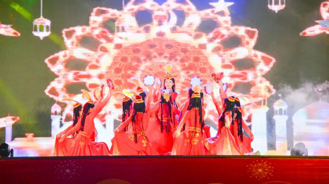 我校舉辦2024年“醫(yī)彩紛呈 喜迎新年”元旦文藝晚會暨優(yōu)秀學(xué)子頒獎儀式(圖11)