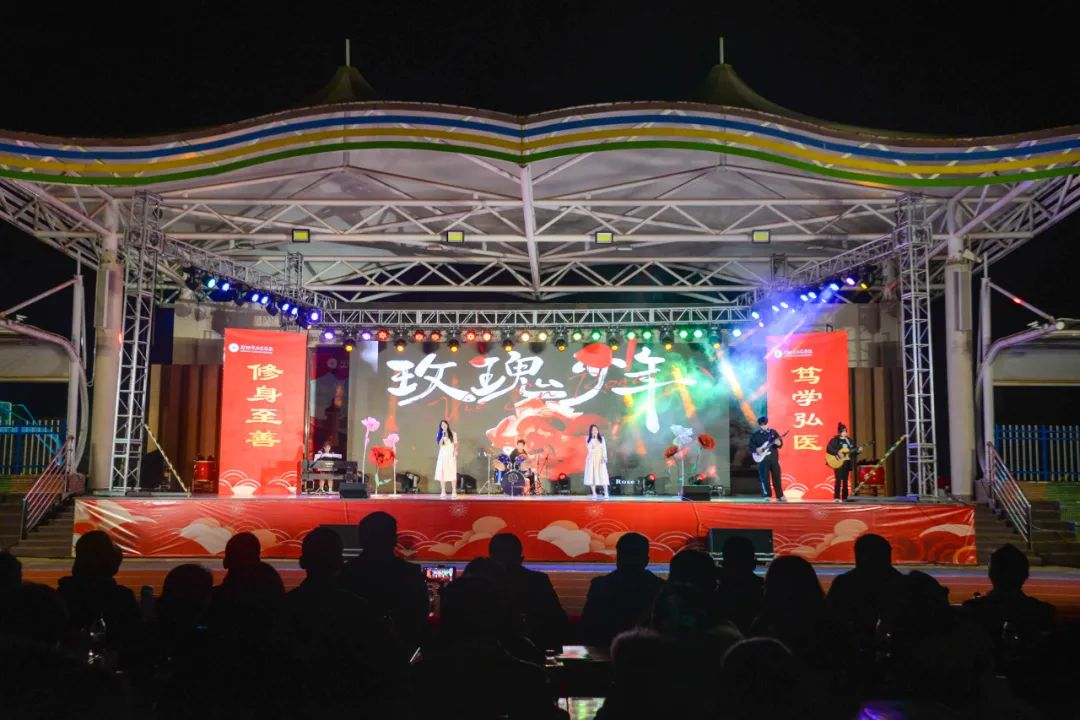 我校舉辦2024年“醫(yī)彩紛呈 喜迎新年”元旦文藝晚會暨優(yōu)秀學(xué)子頒獎儀式(圖9)